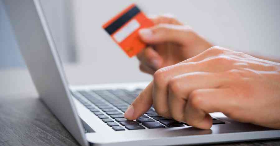 Pessoa comprando títulos do Tesouro Direto online